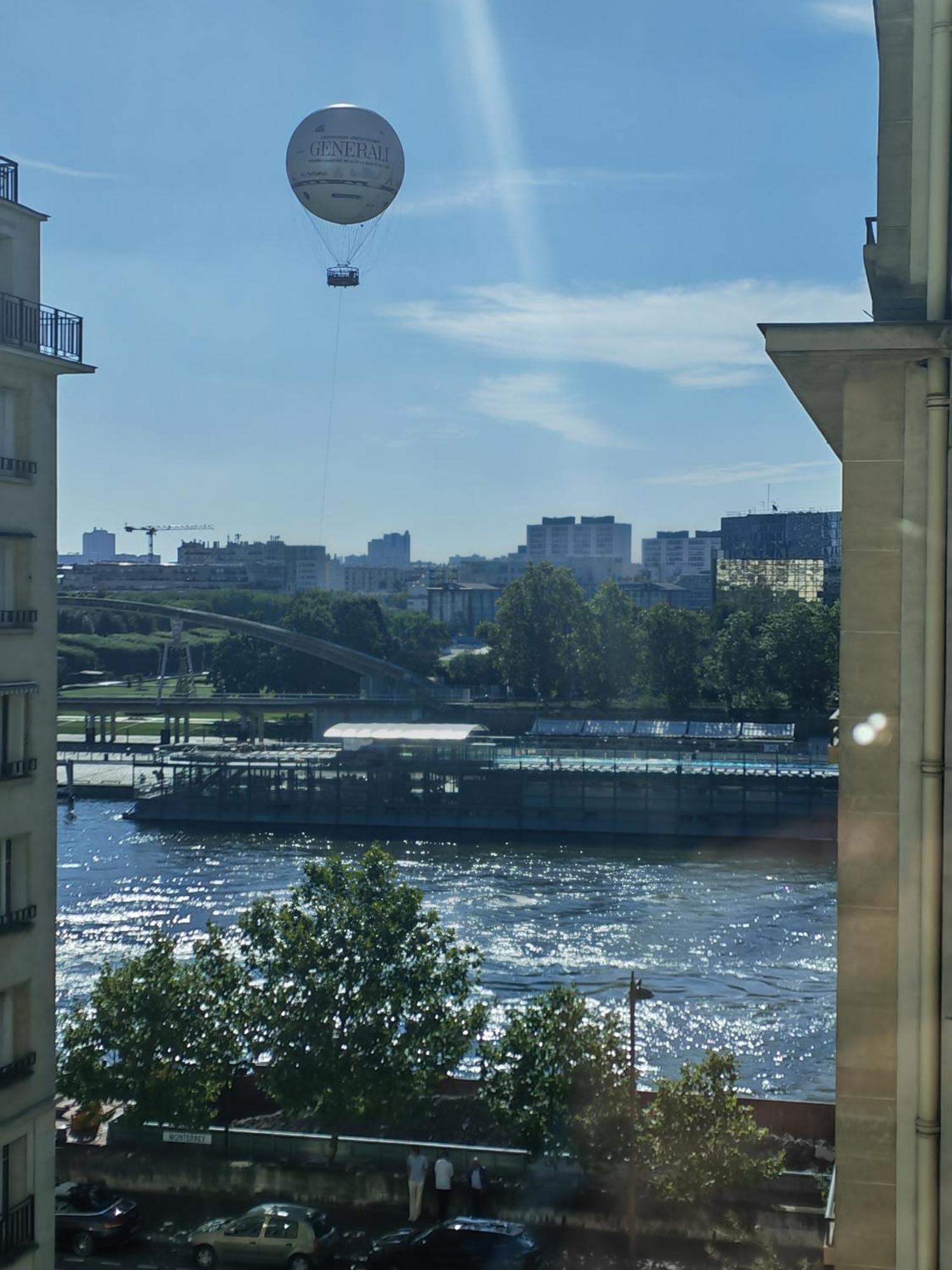 View Sur La Seine Lägenhet Paris Exteriör bild